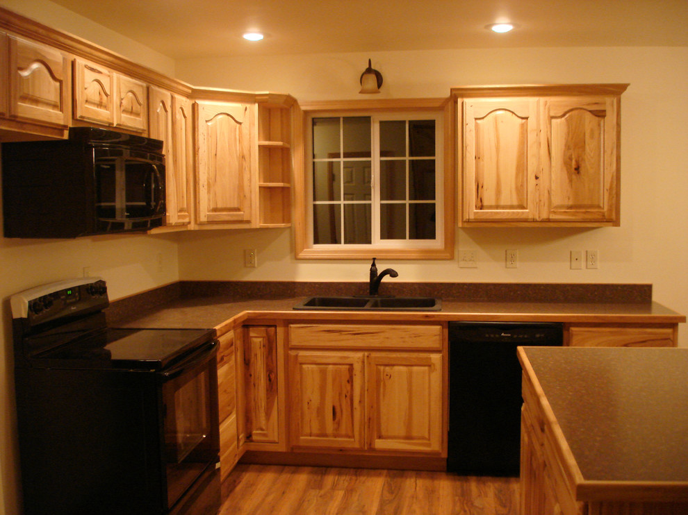Foto på ett mellanstort rustikt kök, med laminatbänkskiva, rött stänkskydd, en köksö, en dubbel diskho, luckor med upphöjd panel, skåp i ljust trä, rostfria vitvaror, mellanmörkt trägolv och brunt golv