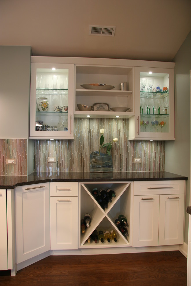 Exempel på ett avskilt, mellanstort klassiskt u-kök, med en rustik diskho, skåp i shakerstil, vita skåp, granitbänkskiva, flerfärgad stänkskydd, stänkskydd i glaskakel, rostfria vitvaror, mellanmörkt trägolv och en köksö
