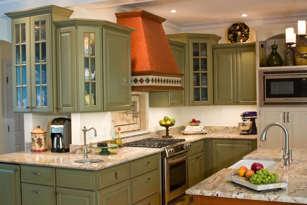 ローリーにあるトラディショナルスタイルのおしゃれなキッチン (エプロンフロントシンク、御影石カウンター、シルバーの調理設備、緑のキャビネット) の写真
