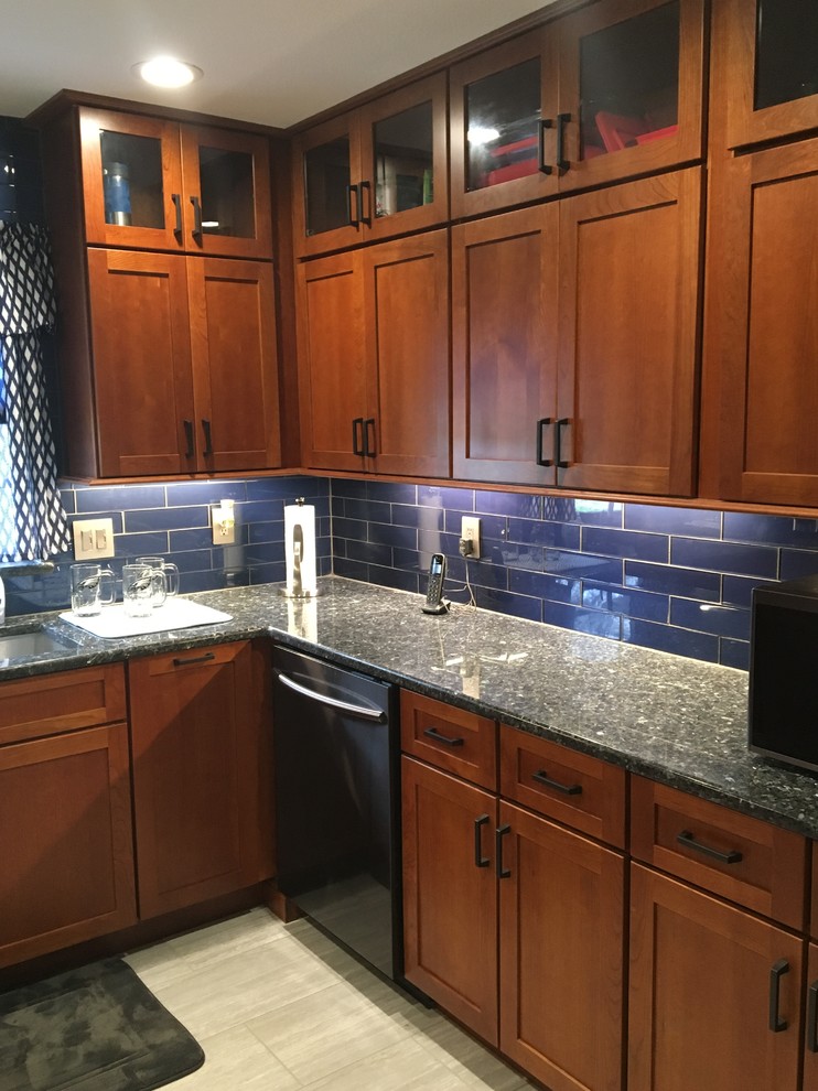 Foto på ett mellanstort eklektiskt blå u-kök, med en enkel diskho, skåp i shakerstil, skåp i mörkt trä, granitbänkskiva, blått stänkskydd, stänkskydd i glaskakel, rostfria vitvaror, klinkergolv i keramik och grått golv