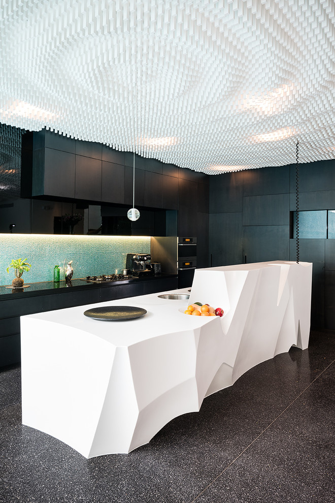 Идея дизайна: кухня среднего размера в современном стиле с обеденным столом, техникой из нержавеющей стали, плоскими фасадами, зеленым фартуком, фартуком из плитки мозаики и черно-белыми фасадами