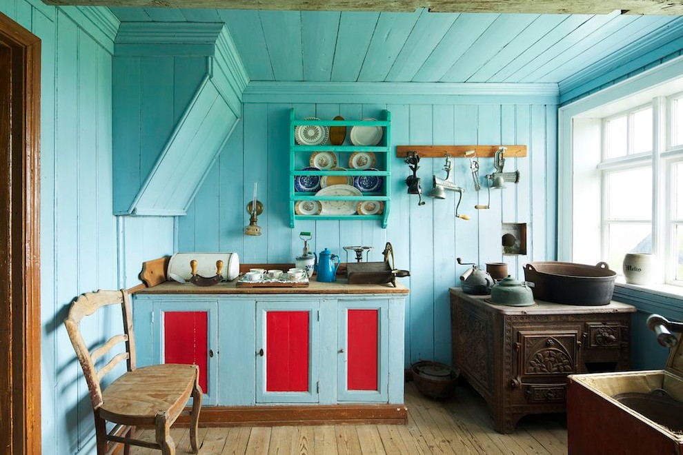 Cette image montre une cuisine style shabby chic avec un placard avec porte à panneau encastré et des portes de placard bleues.