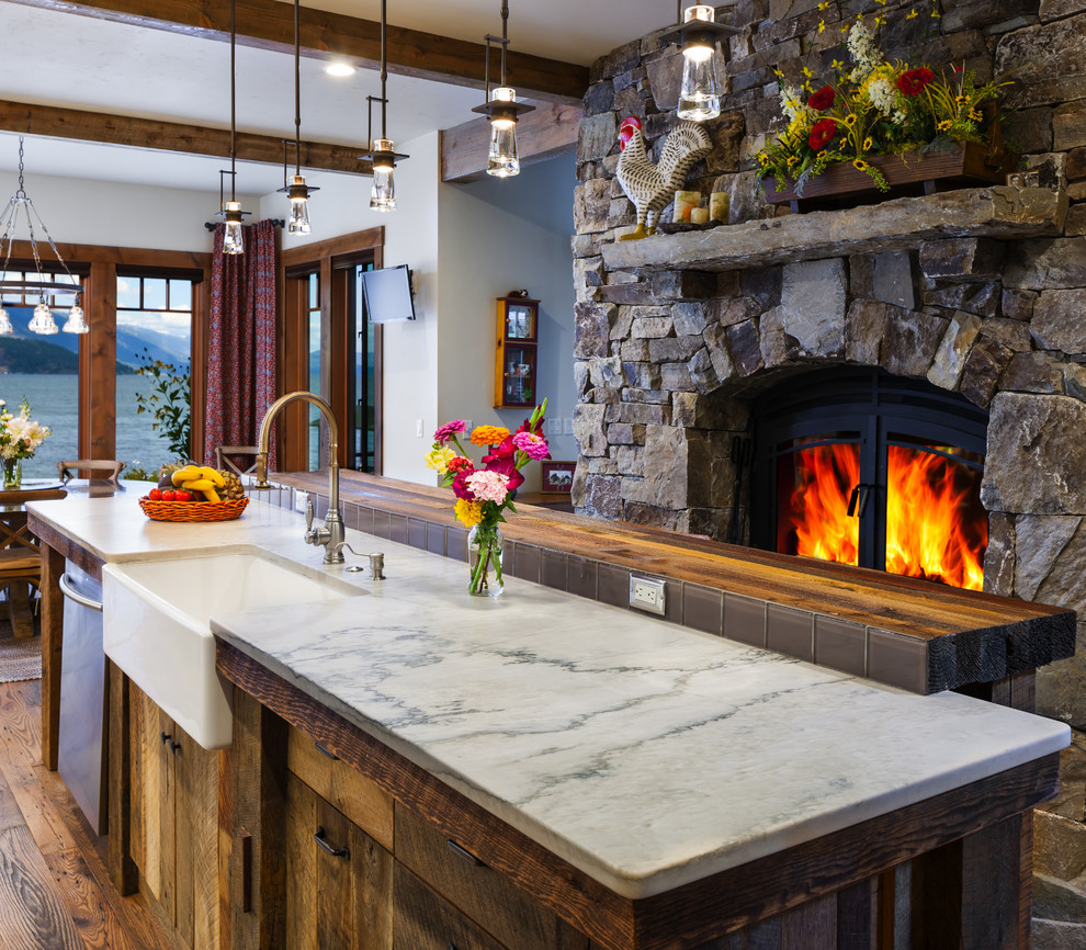 Zweizeilige, Mittelgroße Rustikale Wohnküche mit Landhausspüle, hellbraunen Holzschränken, braunem Holzboden und Kücheninsel in Seattle