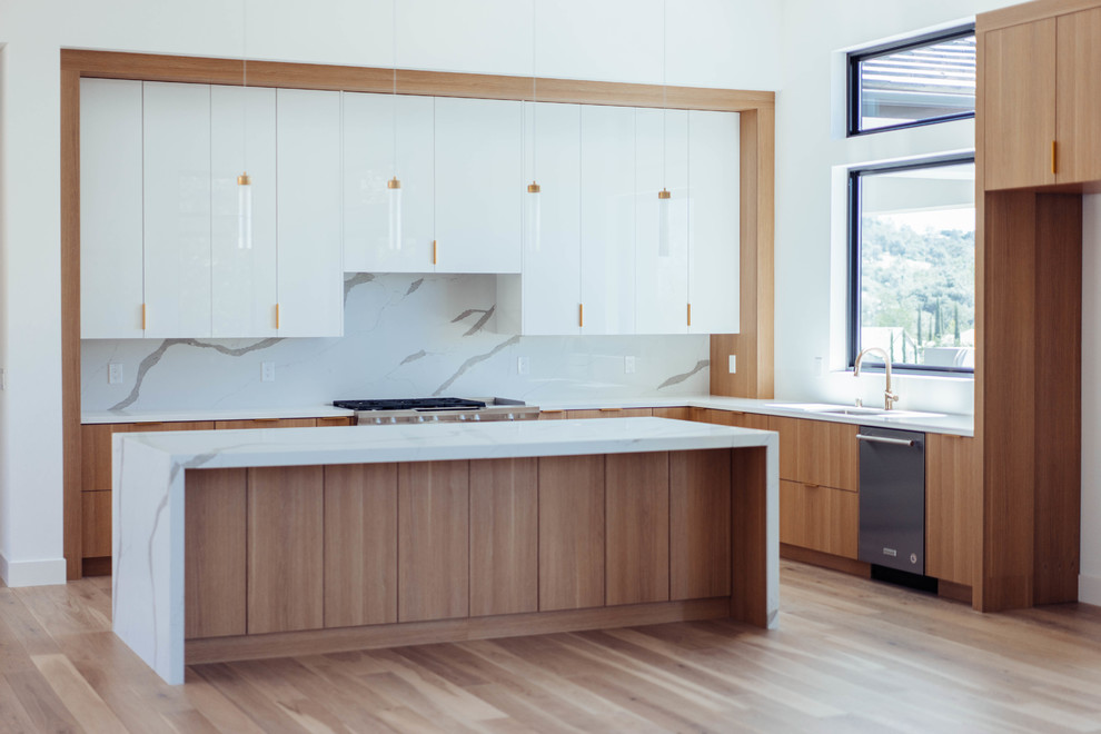 Idéer för ett mellanstort modernt vit kök, med en undermonterad diskho, släta luckor, vita skåp, bänkskiva i kvarts, vitt stänkskydd, stänkskydd i sten, rostfria vitvaror, mellanmörkt trägolv, en köksö och brunt golv