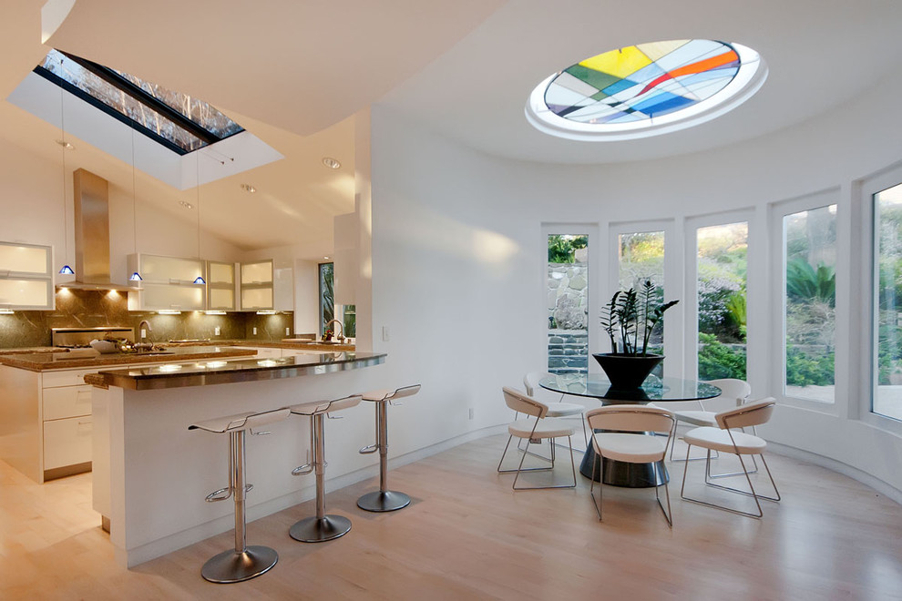 Foto de cocina comedor minimalista con armarios tipo vitrina, puertas de armario blancas y barras de cocina