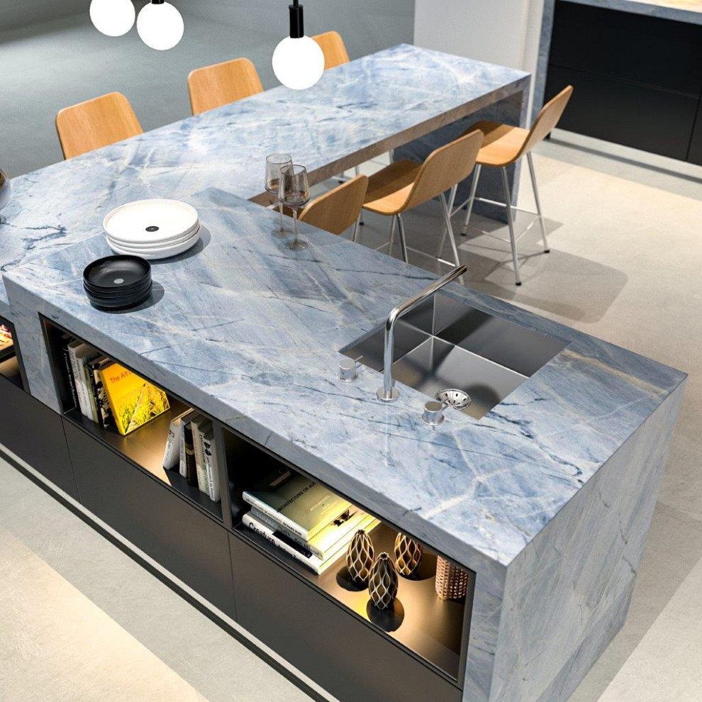 Cette photo montre une cuisine moderne avec un plan de travail en quartz, une crédence bleue, une crédence en dalle de pierre, îlot et un plan de travail bleu.
