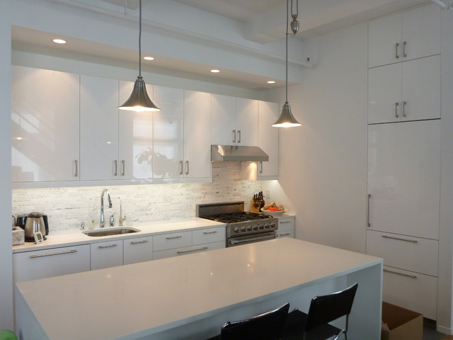 IKEA Kitchen: Abstrakt White Manhattan - Contemporaneo - Cucina - New York  - di Basic Builders, Inc. | Houzz