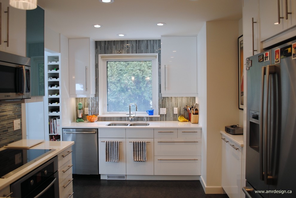 Bild på ett funkis kök, med en undermonterad diskho, släta luckor, vita skåp, bänkskiva i kvarts, blått stänkskydd, stänkskydd i glaskakel, rostfria vitvaror, linoleumgolv och en halv köksö