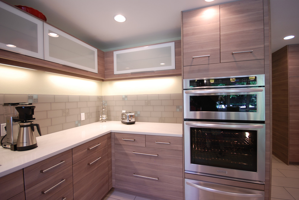 Exempel på ett stort modernt grå grått kök, med en rustik diskho, släta luckor, skåp i mörkt trä, bänkskiva i glas, vitt stänkskydd, stänkskydd i glaskakel, rostfria vitvaror, skiffergolv, en köksö och grått golv
