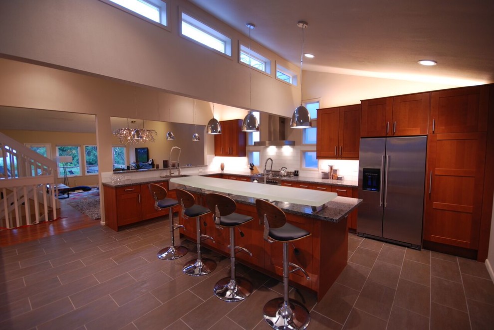 Exempel på ett stort modernt grå grått kök, med en rustik diskho, skåp i shakerstil, bruna skåp, bänkskiva i glas, grått stänkskydd, stänkskydd i glaskakel, rostfria vitvaror, vinylgolv, en köksö och grått golv