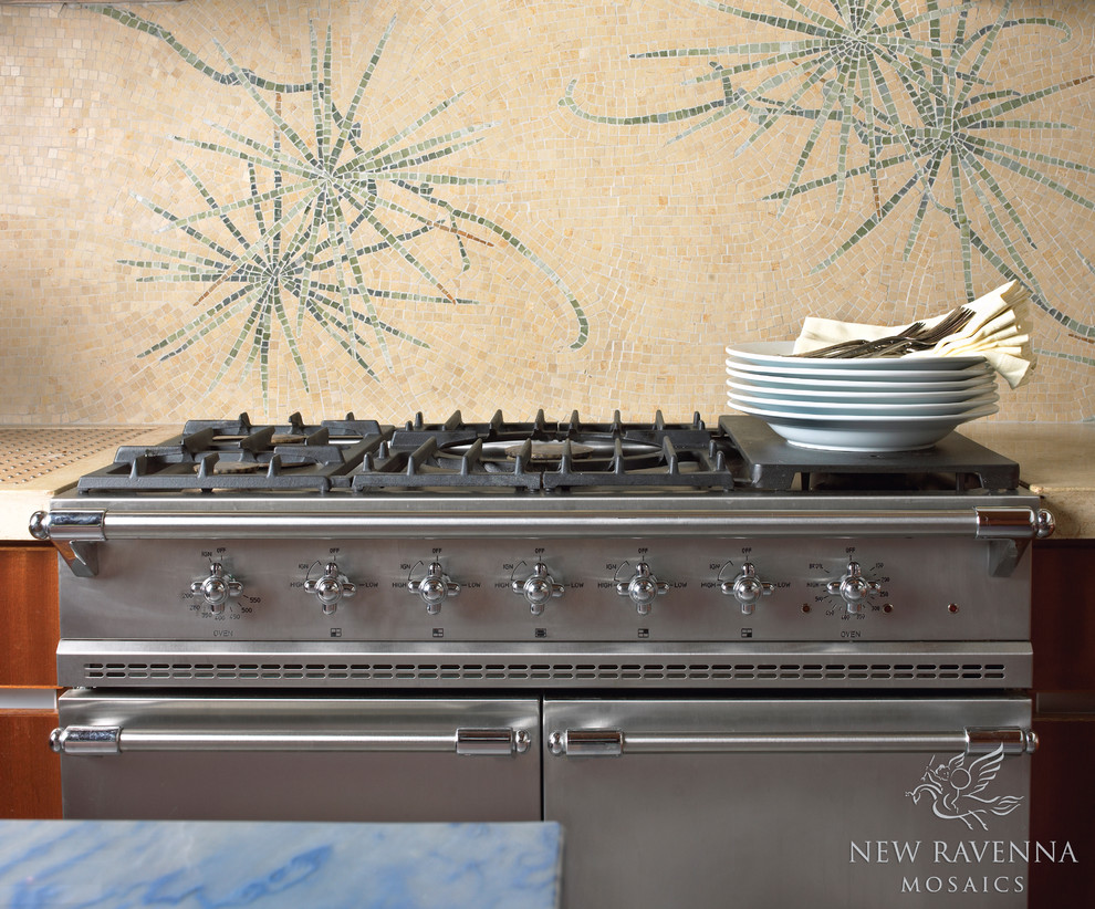 Ispirazione per una cucina contemporanea con ante lisce, ante in legno scuro, top in marmo, paraspruzzi beige e elettrodomestici in acciaio inossidabile