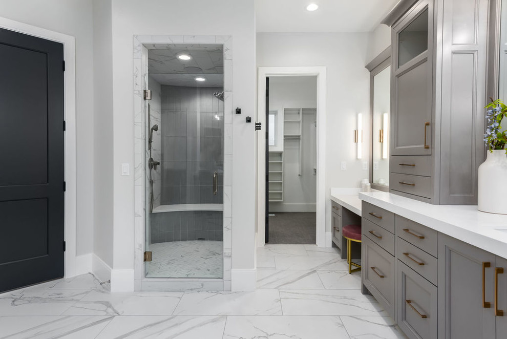 Imagen de cuarto de baño clásico renovado grande con armarios con paneles empotrados, puertas de armario blancas, suelo de madera clara y suelo blanco