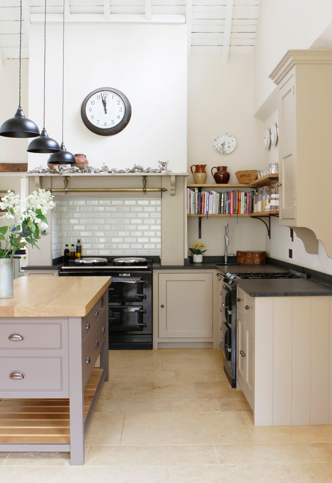 Country Küche mit integriertem Waschbecken, Schrankfronten im Shaker-Stil, Granit-Arbeitsplatte, Küchenrückwand in Weiß, Rückwand aus Metrofliesen und Travertin in West Midlands