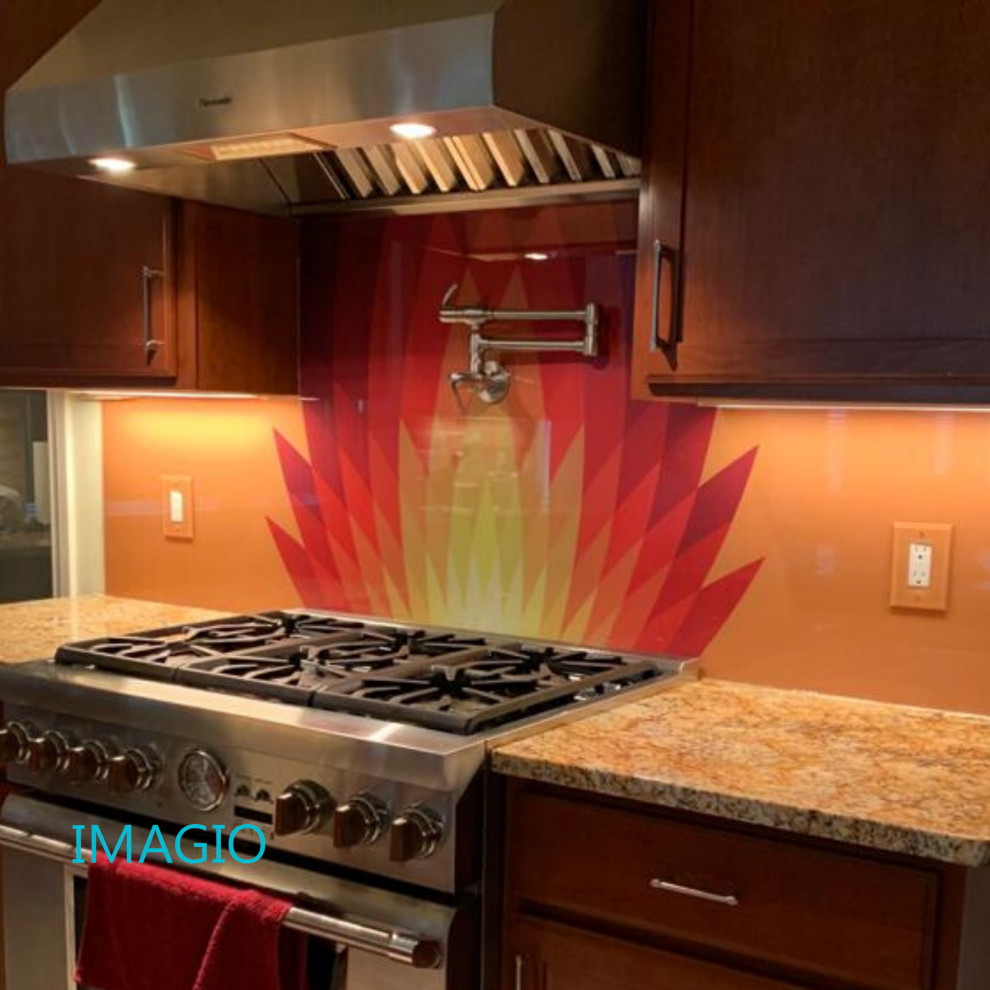 Foto på ett eklektiskt kök, med flerfärgad stänkskydd och glaspanel som stänkskydd
