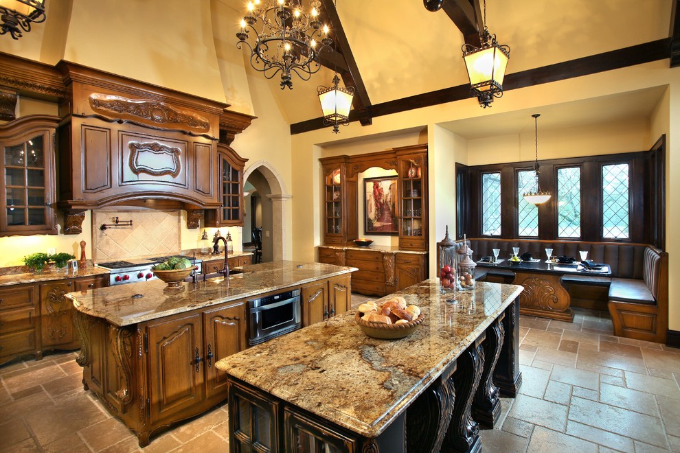 Foto di una cucina abitabile classica con ante con bugna sagomata, ante in legno bruno, paraspruzzi beige e elettrodomestici in acciaio inossidabile