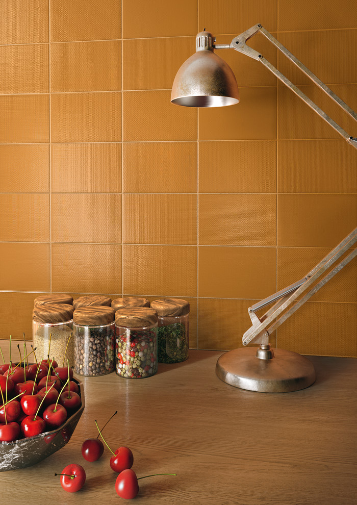 Imagen de cocina lineal clásica sin isla con salpicadero naranja y salpicadero de azulejos de porcelana