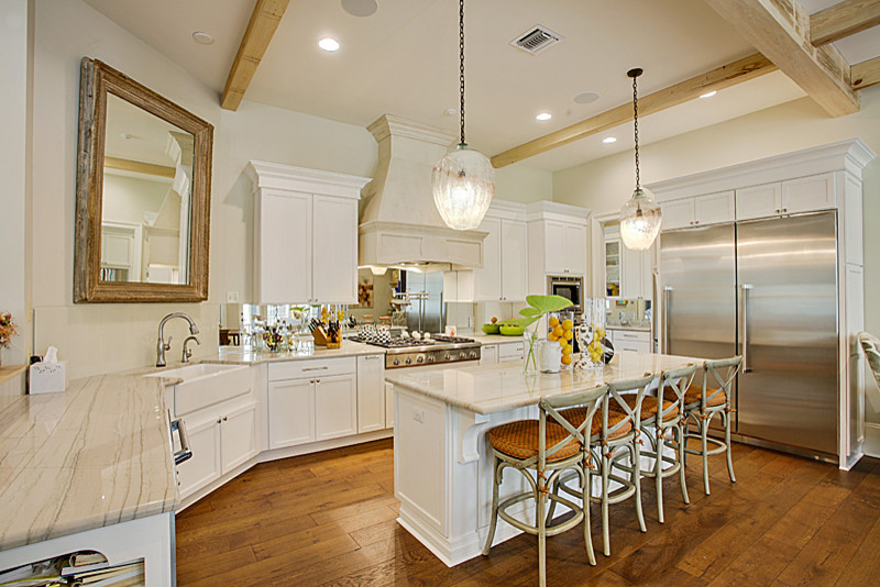 Exempel på ett stort lantligt kök, med en rustik diskho, skåp i shakerstil, vita skåp, marmorbänkskiva, stänkskydd med metallisk yta, spegel som stänkskydd, rostfria vitvaror, mellanmörkt trägolv och en köksö