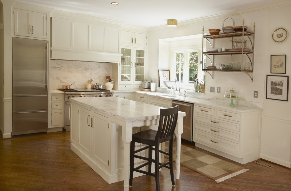 Idéer för att renovera ett stort vintage kök, med en enkel diskho, skåp i shakerstil, vita skåp, marmorbänkskiva, vitt stänkskydd, stänkskydd i sten, rostfria vitvaror, mellanmörkt trägolv och en köksö
