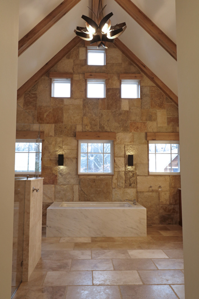 Ispirazione per un'ampia stanza da bagno tradizionale con ante a filo, pavimento in legno massello medio e pavimento multicolore