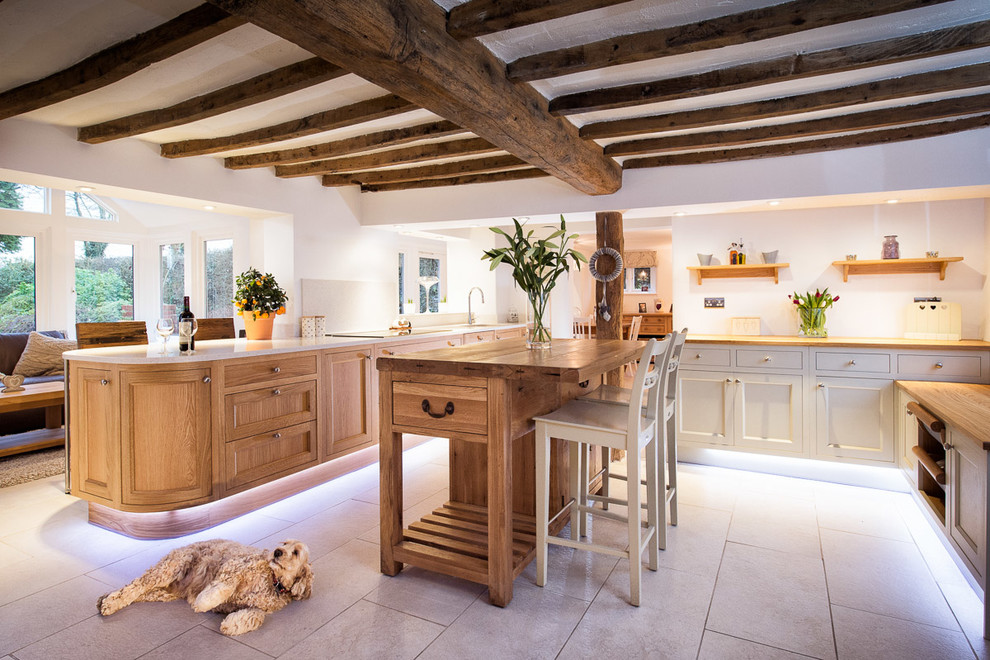 Landhausstil Küchenbar in U-Form mit Schrankfronten mit vertiefter Füllung, hellbraunen Holzschränken und Kücheninsel in Sonstige