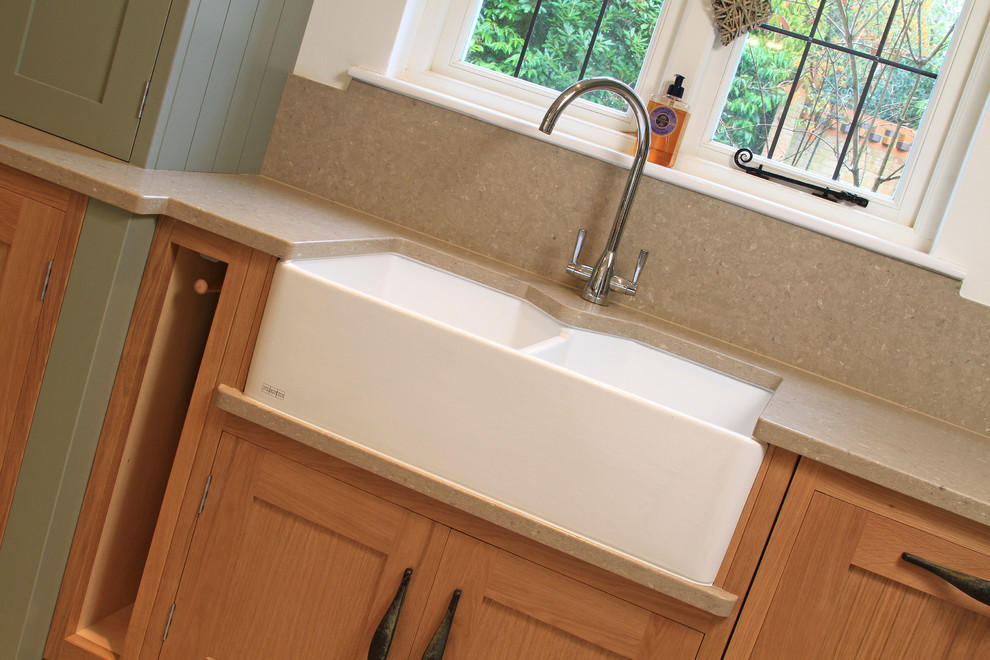 Foto di una cucina chic con lavello a doppia vasca, ante in stile shaker, ante in legno chiaro, top in quarzo composito e elettrodomestici colorati