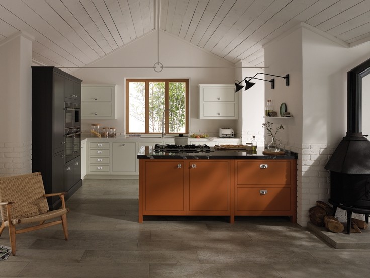 На фото: большая п-образная кухня-гостиная в стиле модернизм с врезной мойкой, оранжевыми фасадами, мраморной столешницей, белым фартуком, черной техникой, полом из керамогранита и полуостровом