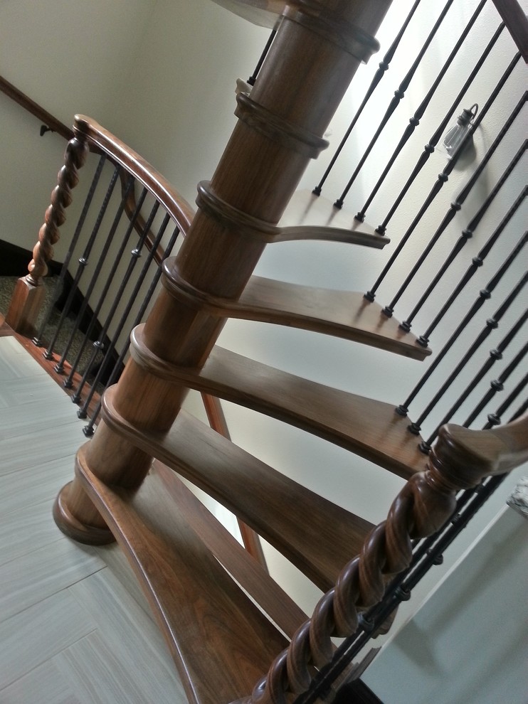 Idéer för att renovera en mellanstor vintage trappa