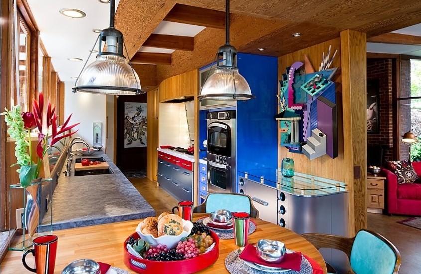 Zweizeilige, Mittelgroße Retro Küche mit flächenbündigen Schrankfronten und Korkboden in Los Angeles