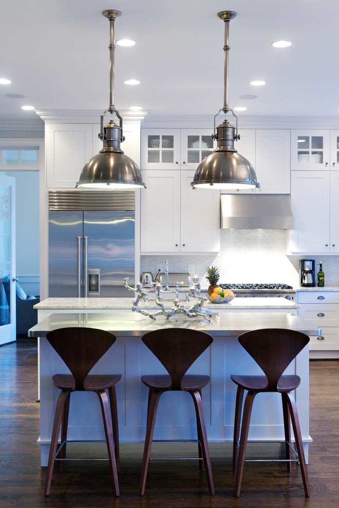 Diseño de cocina clásica renovada con armarios estilo shaker, puertas de armario blancas, encimera de acero inoxidable, salpicadero blanco y electrodomésticos de acero inoxidable