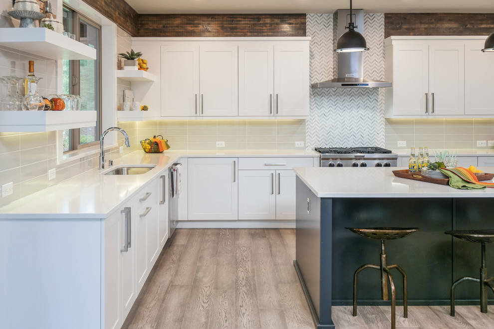 Ispirazione per un cucina con isola centrale chic con ante in stile shaker, paraspruzzi beige e pavimento grigio