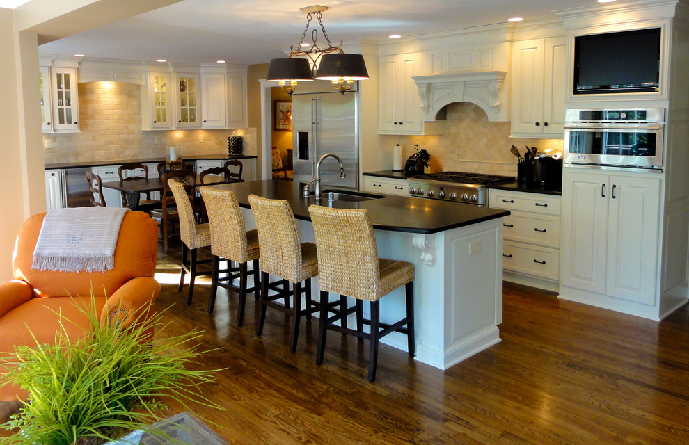 Design ideas for a classic kitchen in Louisville.