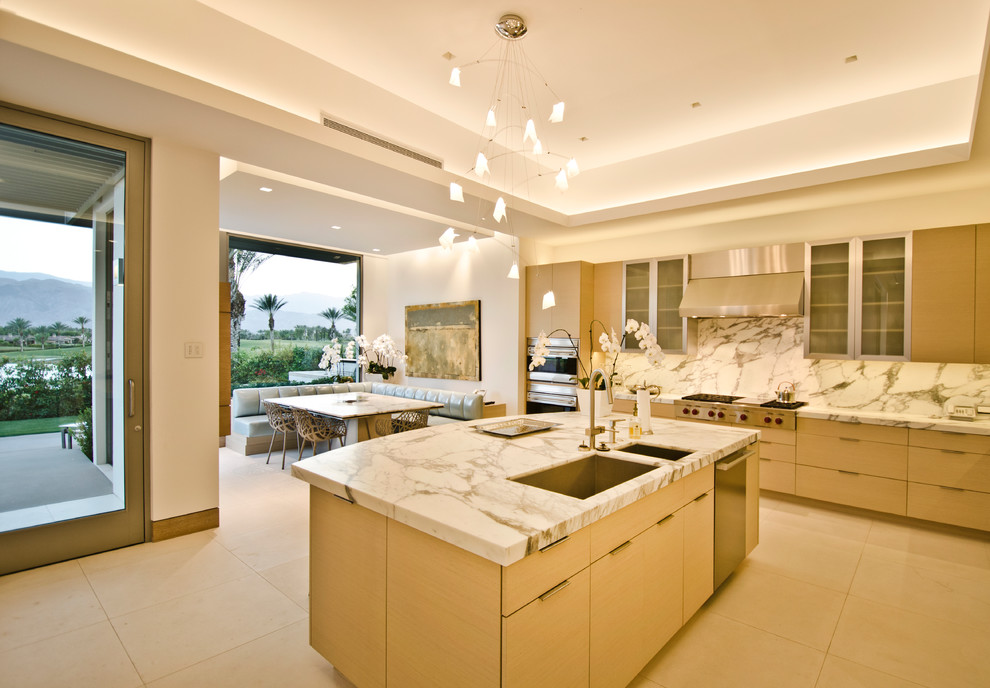 Immagine di una grande cucina design con lavello sottopiano, ante lisce, ante in legno chiaro, top in marmo, elettrodomestici in acciaio inossidabile e pavimento con piastrelle in ceramica
