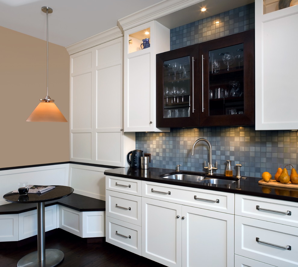 На фото: кухня в современном стиле с двойной мойкой, фасадами в стиле шейкер, серым фартуком, фартуком из плитки мозаики и черно-белыми фасадами с