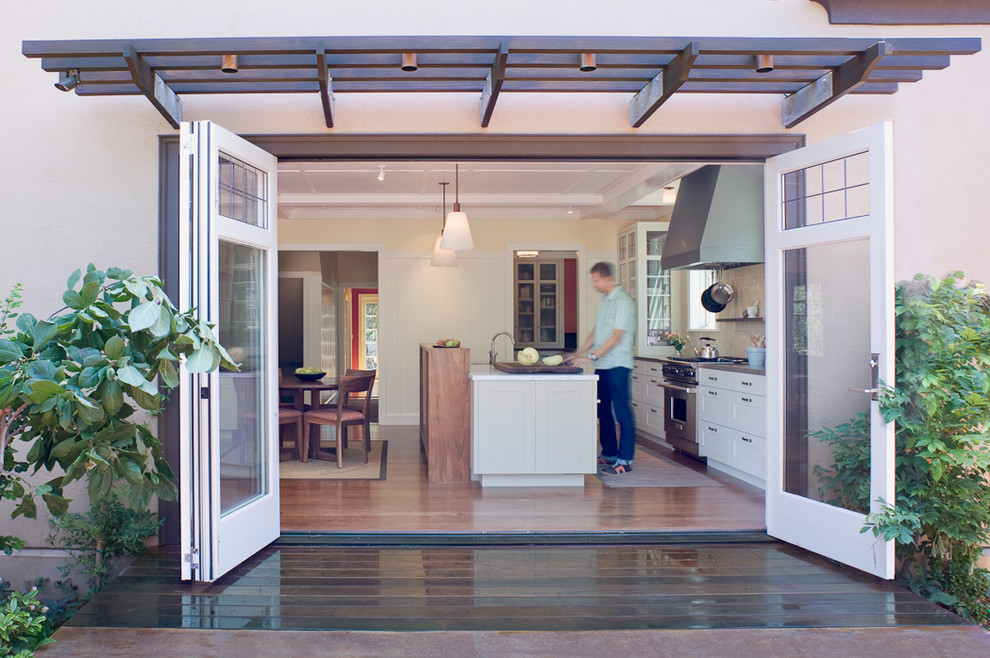 Imagen de cocina comedor clásica renovada con armarios estilo shaker y puertas de armario beige