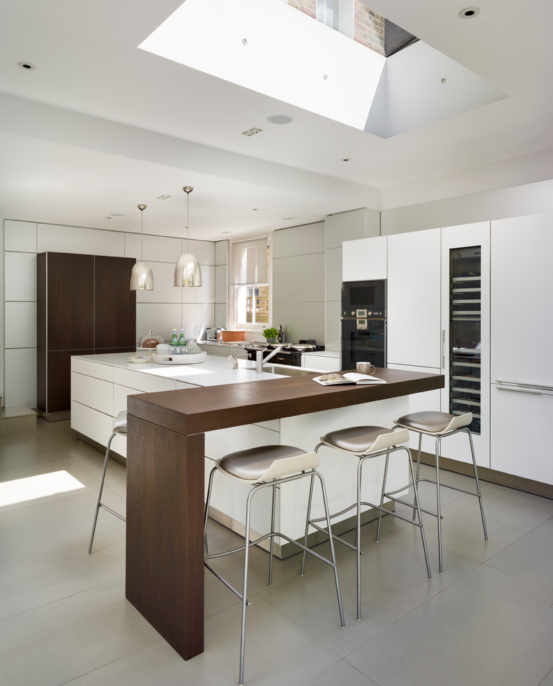 Moderne Küche mit flächenbündigen Schrankfronten, weißen Schränken und Kücheninsel in Cheshire