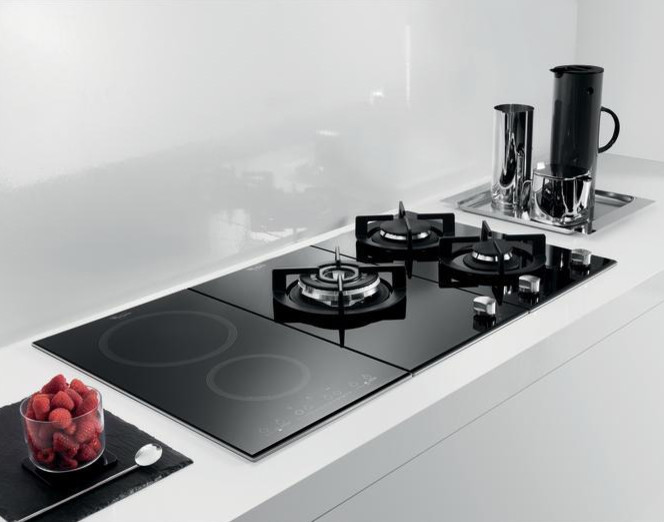 Modelo de cocina contemporánea con salpicadero negro y electrodomésticos negros