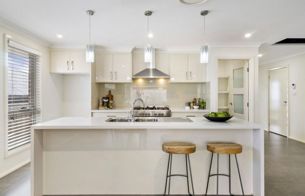 Mittelgroße Moderne Küche mit Doppelwaschbecken, Keramikboden, Kücheninsel und beigem Boden in Sydney