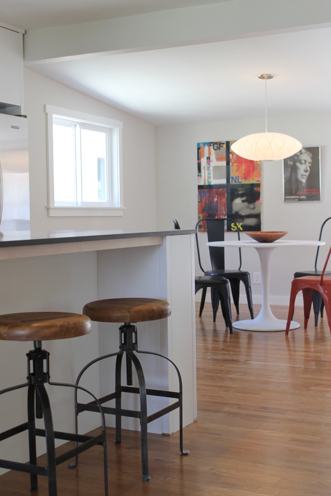 Industrial Bar Stools at Modern Kitchen Island - Contemporáneo - Cocina ...