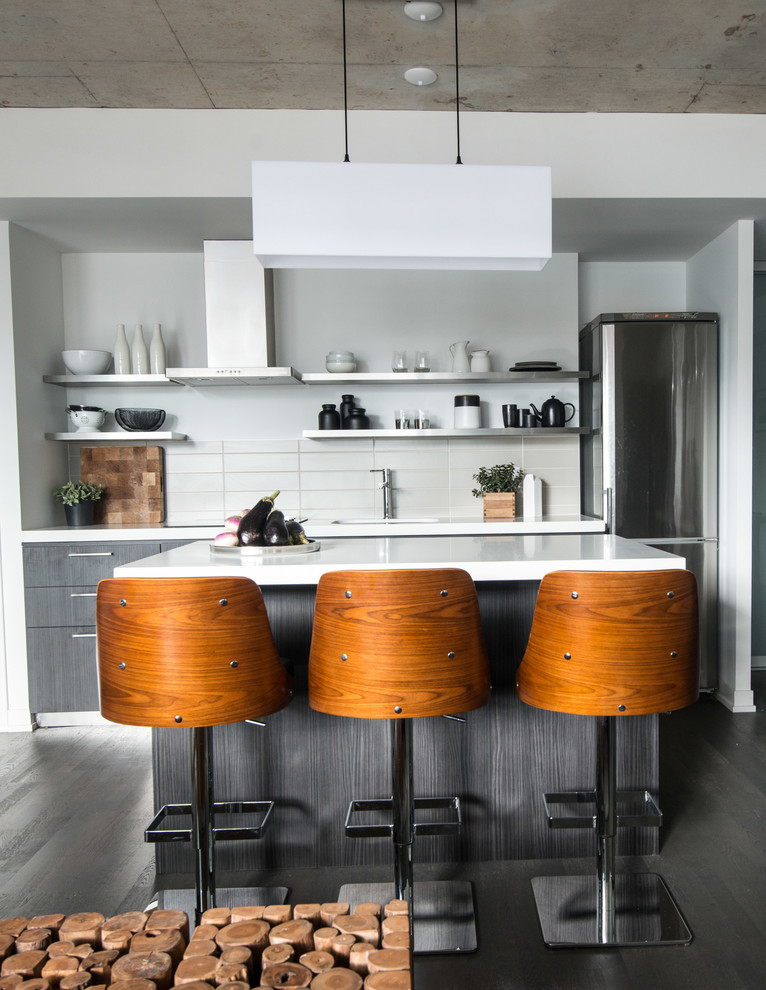 Industrial Küche mit Unterbauwaschbecken, offenen Schränken, Küchenrückwand in Weiß, Küchengeräten aus Edelstahl, dunklem Holzboden und Kücheninsel in Toronto