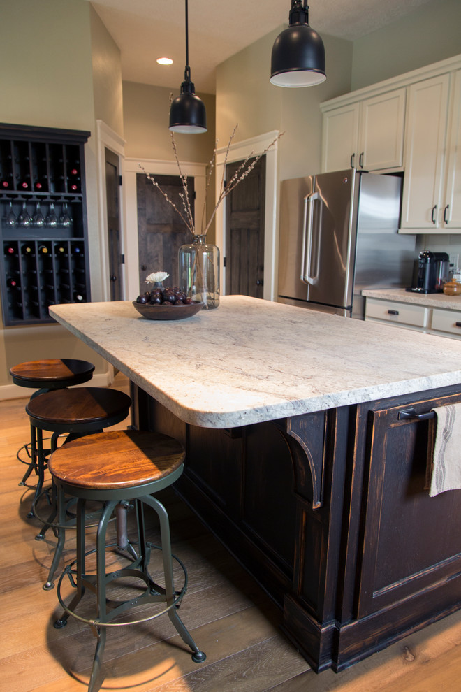 Example of a classic l-shaped medium tone wood floor eat-in kitchen design in Houston with a farmhouse sink, shaker cabinets, gray backsplash, subway tile backsplash, stainless steel appliances and an island