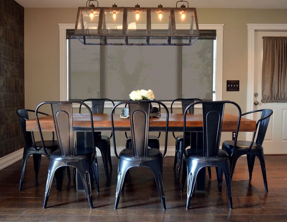 Aménagement d'une salle à manger ouverte sur la cuisine industrielle avec un sol en bois brun et un sol marron.