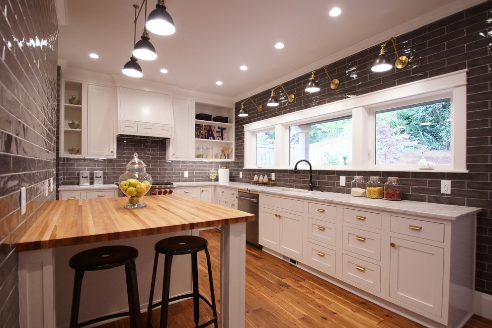Idéer för ett stort industriellt grå kök, med en nedsänkt diskho, skåp i shakerstil, vita skåp, marmorbänkskiva, grått stänkskydd, stänkskydd i keramik, rostfria vitvaror, mellanmörkt trägolv, en köksö och brunt golv