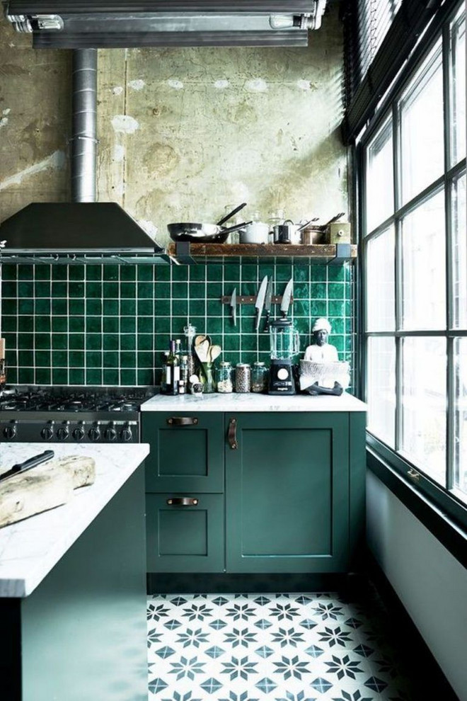 Exempel på ett mellanstort industriellt vit vitt kök, med en undermonterad diskho, luckor med upphöjd panel, gröna skåp, bänkskiva i kvarts, grönt stänkskydd, stänkskydd i keramik, rostfria vitvaror, klinkergolv i keramik, en köksö och flerfärgat golv