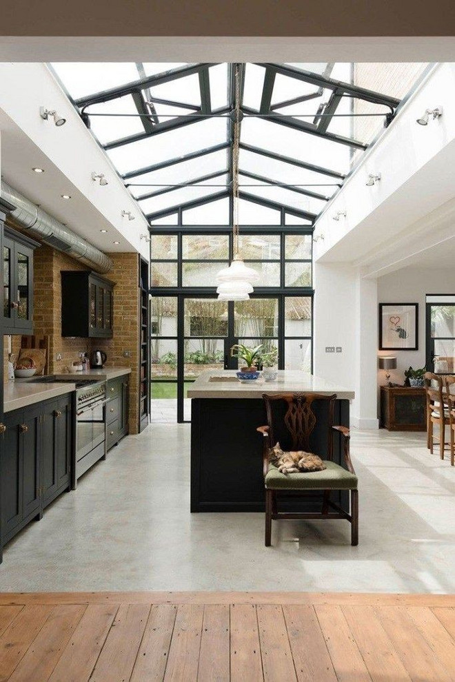Idéer för ett stort industriellt grå linjärt kök och matrum, med en undermonterad diskho, luckor med infälld panel, svarta skåp, bänkskiva i betong, brunt stänkskydd, stänkskydd i tegel, rostfria vitvaror, betonggolv, en köksö och grått golv