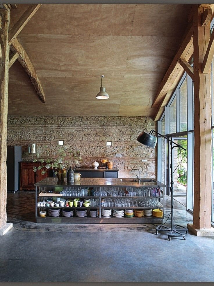 Idéer för ett stort industriellt vit linjärt kök och matrum, med en integrerad diskho, öppna hyllor, skåp i rostfritt stål, bänkskiva i rostfritt stål, rostfria vitvaror, betonggolv, en köksö och grått golv