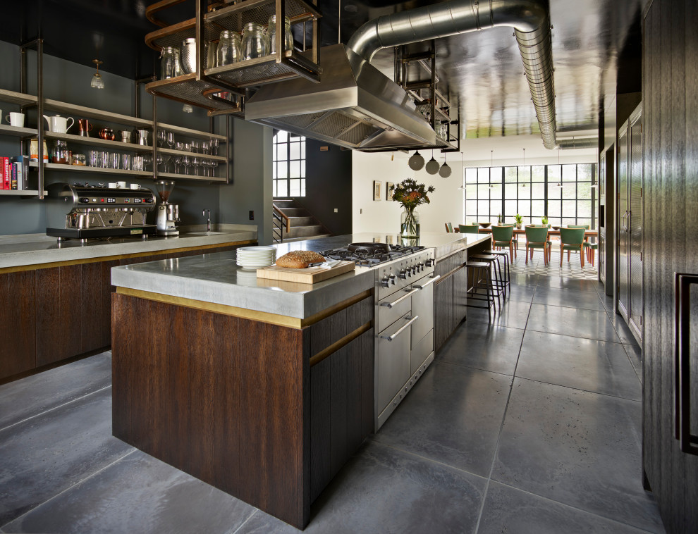 Esempio di una cucina industriale con ante lisce, ante in legno bruno, pavimento grigio e top grigio