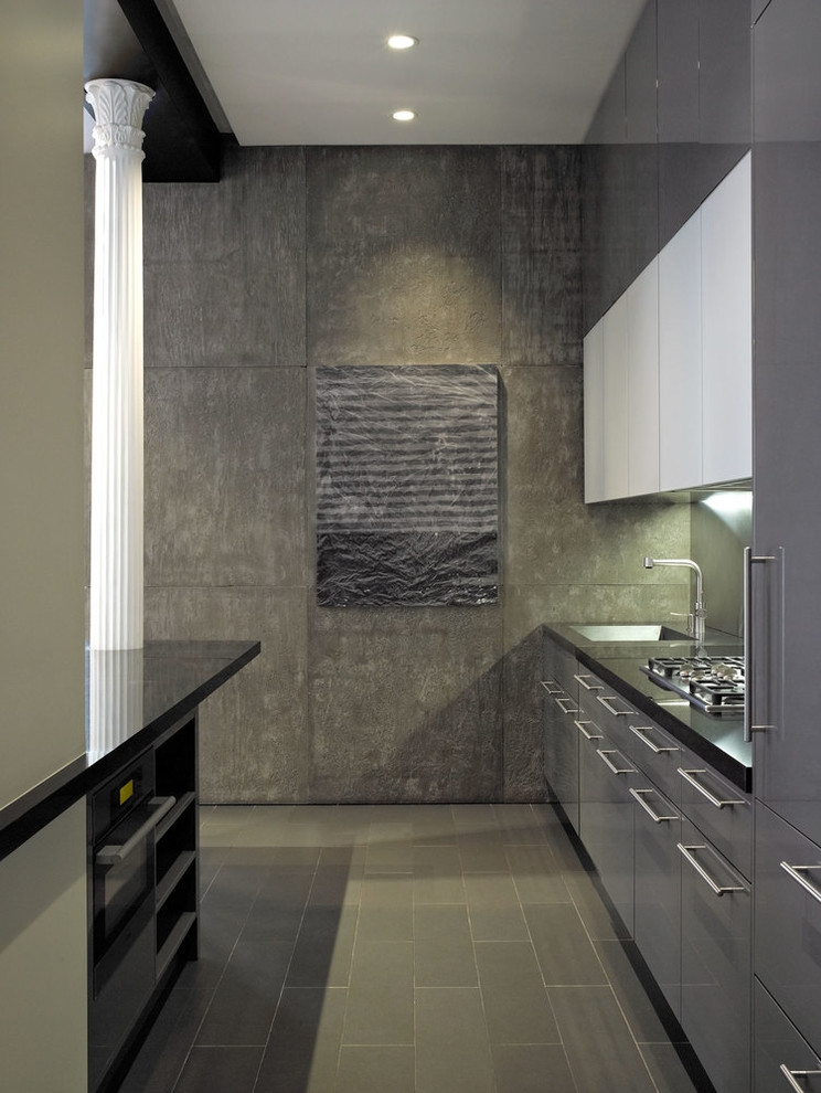 На фото: кухня в современном стиле с одинарной мойкой, плоскими фасадами, серыми фасадами, серым фартуком и полуостровом с