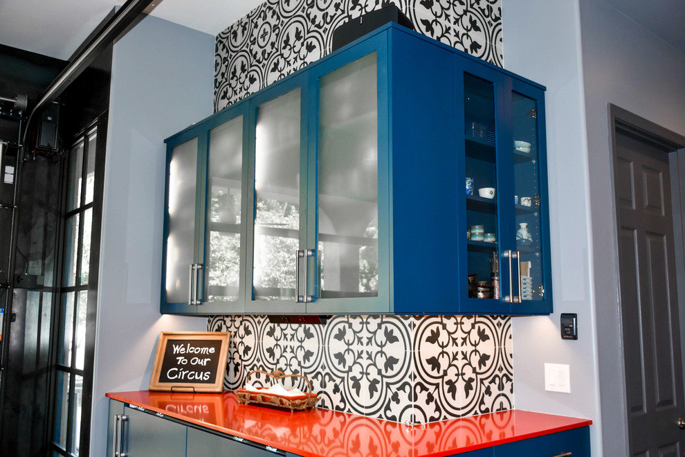 Bild på ett mellanstort industriellt kök, med en rustik diskho, släta luckor, blå skåp, brunt stänkskydd, rostfria vitvaror, mellanmörkt trägolv, en köksö och brunt golv
