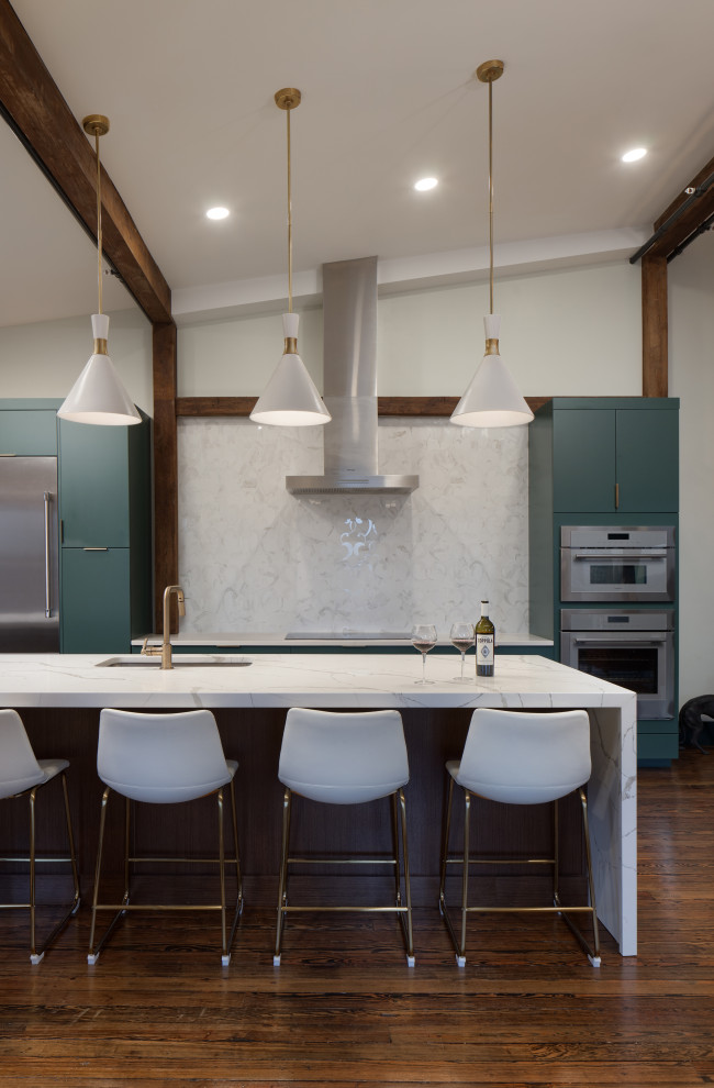 Idéer för ett mellanstort modernt vit kök, med en undermonterad diskho, släta luckor, gröna skåp, marmorbänkskiva, flerfärgad stänkskydd, rostfria vitvaror, mellanmörkt trägolv, en köksö och brunt golv