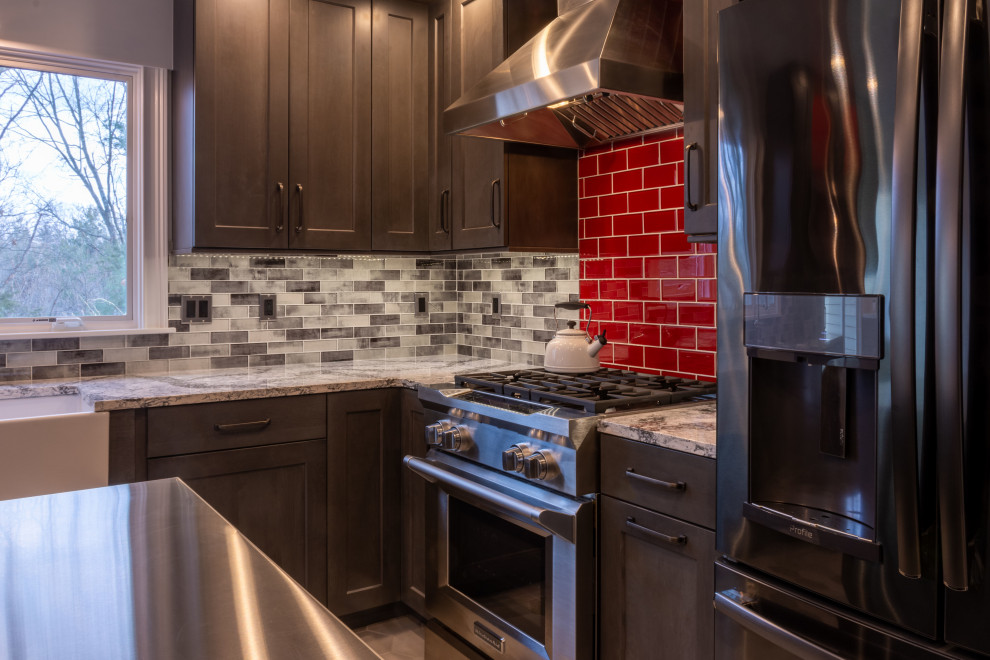 Bild på ett mellanstort industriellt flerfärgad flerfärgat l-kök, med en rustik diskho, skåp i shakerstil, grå skåp, bänkskiva i koppar, rött stänkskydd, stänkskydd i glaskakel, rostfria vitvaror, klinkergolv i keramik, en köksö och grått golv
